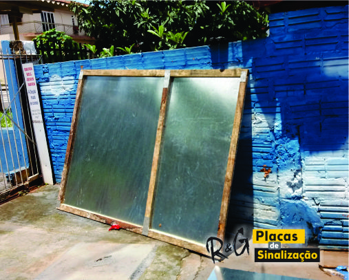 placa de obra com estrutura madeira com chapa